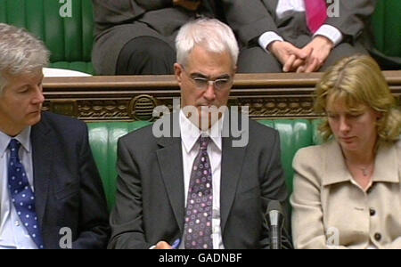 Schatzkanzler Alistair Darling, nachdem er dem Unterhaus eine Aussage über die Zukunft der Bank Northern Rock gegeben hatte. Stockfoto