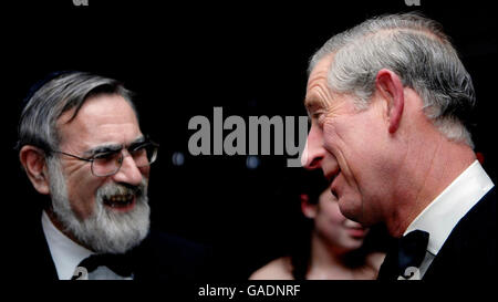 S.H. der Prinz von Wales trifft den Oberrabbiner Sir Jonathan Sacks bei einem Abendessen für die Jüdische Hilfe in Chelsea im Zentrum von London. Stockfoto