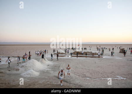 Touristen am Chott El Jerid, einem großen Salz See im Süden von Tunesien. Stockfoto