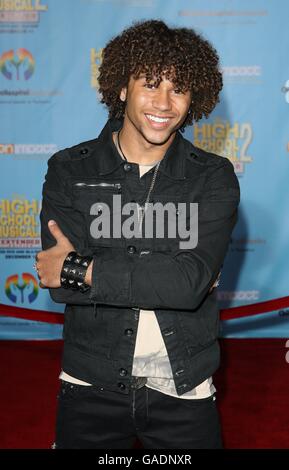 Corbin Bleu kommt bei der DVD-Premiere von High School Musical 2:Extended Edition im El Capitan Theatre in Los Angeles an. Stockfoto