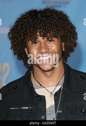 Corbin Bleu kommt bei der DVD-Premiere von High School Musical 2:Extended Edition im El Capitan Theatre in Los Angeles an. Stockfoto