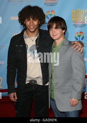 Corbin Bleu und Jason Earles kommen zur DVD-Premiere von High School Musical 2:Extended Edition im El Capitan Theatre in Los Angeles. Stockfoto