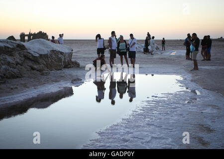 Touristen am Chott El Jerid, einem großen Salzsee in Süd-Tunesien. Chott El Jerid ist die größte Salzpfanne der Sahara. Stockfoto