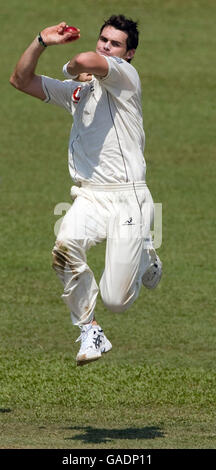 Cricket - Tour Match - Board President's XI gegen England - Colombo Cricket Club. Der englische James Anderson läuft während des Tour-Spiels im Colombo Cricket Club, Colombo, Sri Lanka, in den Bowl. Stockfoto
