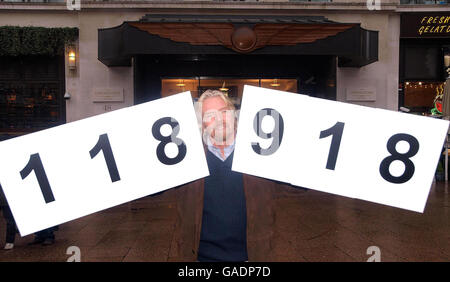 Der britische Unternehmer Sir Richard Branson zeigt auf dem Londoner Leicester Square die Nummer für seine neuen Telefonbuchanfragen bei seiner Firma Virgin Mobile. Stockfoto