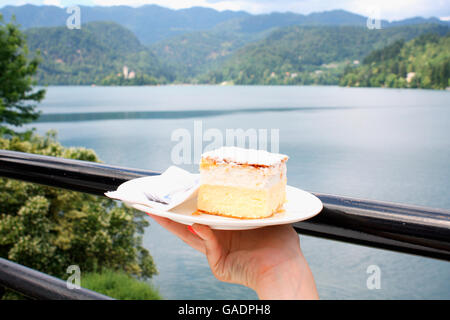 Vanille und Pudding Sahne Kuchen am Bleder See - symbol Stockfoto