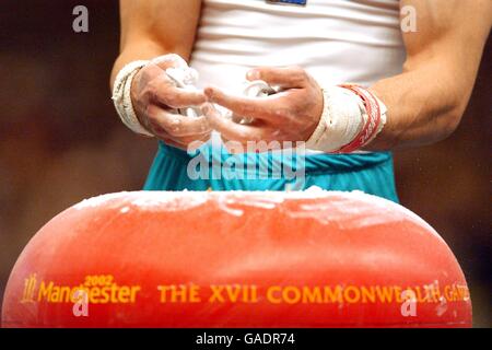 Manchester 2002 - Commonwealth Games - Gymnastik der Männer. Christian Brezeanu aus Südafrika kaltt sich die Hände Stockfoto