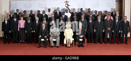 Die britische Königin Elizabeth II. Posiert zu Beginn des Commonwealth Heads of Government Meetings (CHOGM) für ein Gruppenfoto mit den Führern des Commonwealth und dem Commonwealth-Generalsekretär Don McKinnon, vorne rechts, in Kampala, Uganda am Freitag, den 23. November 2007. Das Treffen, das am Freitag begann, dauert drei Tage. Pool/PA-Kabel Stockfoto