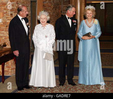 HM die Königin (Mitte links), H.H der Herzog von Edinburgh (links), H.H der Prinz von Wales (Mitte rechts) und Camilla H.H die Herzogin von Cornwall (rechts) das Queens Bankett für die Commonwealths Regierungschefs in Kampala, Uganda. Stockfoto