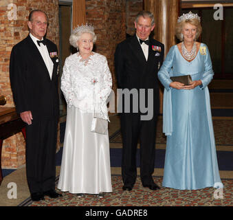 HM die Königin (Mitte links), H.H der Herzog von Edinburgh (links), H.H der Prinz von Wales (Mitte rechts) und Camilla H.H die Herzogin von Cornwall (rechts) das Queens Bankett für die Commonwealths Regierungschefs in Kampala, Uganda. Stockfoto