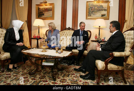 Der Prinz von Wales (Mitte rechts) mit Frau Camilla (Mitte links), dem türkischen Präsidenten Abdullah Gul (rechts) und Hayrunnisa Gul beim Abendessen des Präsidenten in Ankara, Türkei. Stockfoto