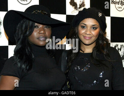 Beute Luv - Cherise Roberts und Nadia Shepherd (links) - treffen zur Einführungsfeier der Global Angels Foundation im Hard Rock Cafe London ein. Stockfoto