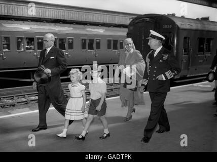 Prinz Charles und seine Schwester, Prinzessin Anne, gefolgt von ihrer Großmutter, Prinzessin Andrew von Griechenland (Prinzessin Alice von Battenburg), ebenfalls begleitet von Vizeadmiral Conolly, Abel Smith, Flag Officer Royal Yachts und Stationmaster Mr. T. Fryer, Gehen Sie von London aus nach Portsmouth, um in die Royal Yacht Britannia einzusteigen. Sie werden sich mit ihren Eltern, der Queen und dem Duke of Edinburgh, auf einer achttägigen Kreuzfahrt treffen, während der das Königspaar Verpflichtungen in Wales, der Isle of man und Schottland erfüllen wird. Stockfoto