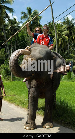 Cricket - England Besuchen Sie Das Dorf Pinawella - Kandy. Die Engländer Graeme Swann und Ryan Sidebottom reiten auf einem Elefanten bei einem Besuch im Dorf Pinawella in der Nähe von Kandy, Sri Lanka. Stockfoto