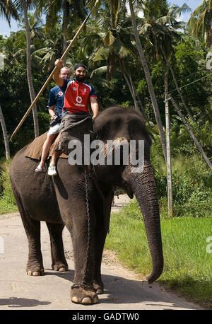 Cricket - England Besuchen Sie Das Dorf Pinawella - Kandy. Der englische Monty Panesar und Trainer Mark Saxby reiten auf einem Elefanten bei einem Besuch im Dorf Pinawella in der Nähe von Kandy, Sri Lanka. Stockfoto