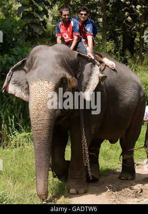 Englands Ravi Bopara und Alastair Cook reiten auf einem Elefanten bei einem Besuch im Dorf Pinawella in der Nähe von Kandy, Sri Lanka. Stockfoto