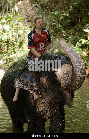 Englands Matthew Hoggard Bäder mit einem Elefanten bei einem Besuch im Dorf Pinawella in der Nähe von Kandy, Sri Lanka. Stockfoto