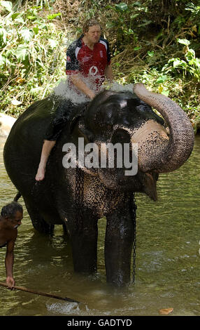 Englands Matthew Hoggard Bäder mit einem Elefanten bei einem Besuch im Dorf Pinawella in der Nähe von Kandy, Sri Lanka. Stockfoto