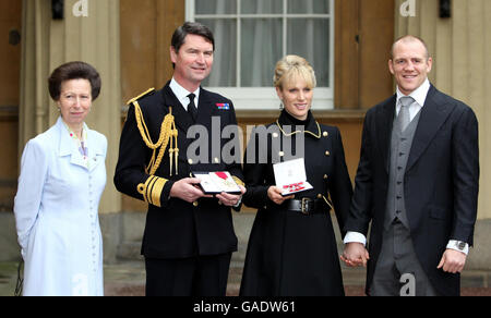 Zara Phillips mit Freund Mike Tindall, nachdem sie ihren MBE abgeholt hatte, abgebildet mit ihrer Mutter, der Prinzessin Royal und Stiefvater, dem Vizeadmiral Timothy Laurence, der den ehrenamtesten Orden des Bades im Buckingham Palace in London erhielt. Stockfoto