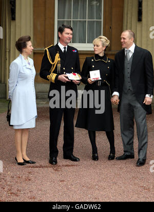 Zara Phillips mit Freund Mike Tindall, nachdem sie ihren MBE abgeholt hatte, abgebildet mit ihrer Mutter, der Prinzessin Royal und Stiefvater, dem Vizeadmiral Timothy Laurence, der den Ehrenorden des Bades im Buckingham Palace in London erhielt. Stockfoto