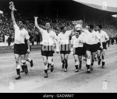 (L-R) Tottenham Hotspur Spieler ziehen den FA Cup um Wembley nach ihrem 2-0 Sieg: Ron Henry, Bill Brown, Peter Baker, Danny Blanchflower, Terry Dyson, Les Allen, Bobby Smith und Maurice Norman Stockfoto