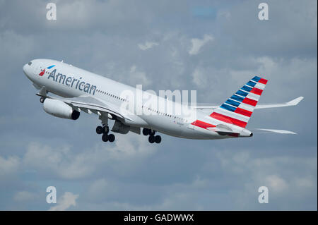 Ein American Airlines Airbus A330 startet vom Manchester International Airport (nur zur redaktionellen Verwendung) Stockfoto