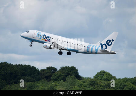 Ein Flybe Embraer 175 startet vom Manchester International Airport (nur zur redaktionellen Verwendung) Stockfoto