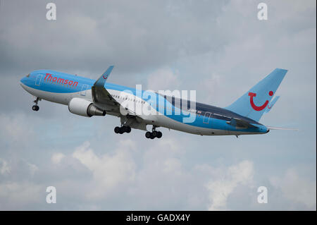 Ein Thomson Airways Boeing 767 startet vom Manchester International Airport (nur zur redaktionellen Verwendung) Stockfoto