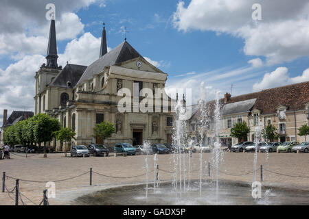 Frankreich, Indre-et-Loire, Richelieu, Kirche & Hauptplatz Stockfoto