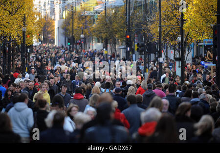 Menschenmassen laufen entlang der Straße der Oxford Street, im Zentrum von London, wo die Straße zur Fußgängerzone wurde, um mehr Platz für die riesige Anzahl von Weihnachtseinkäufern zu bieten. Stockfoto