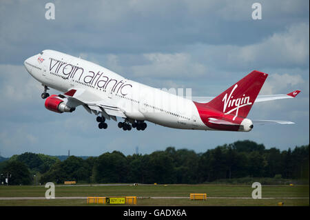 Eine Virgin Atlantic Boeing 747 Jumbo Jet startet vom Manchester International Airport (nur zur redaktionellen Verwendung) Stockfoto