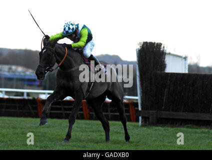 Pferderennen - Hennessy Cognac Gold Cup Day - Rennbahn Newbury. Denman und Sam Thomas räumen den letzten Sprung auf dem Weg zum Sieg im Hennessy Cognac Gold Cup auf der Rennbahn Newbury. Stockfoto