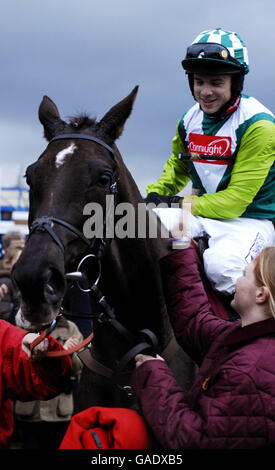 Denman und Sam Thomas nach dem Sieg im Hennessy Cognac Gold Cup auf der Rennbahn Newbury. Stockfoto