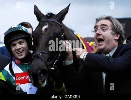 Pferd - Hennessy Cognac Goldschale Regattatag - Newbury Racecourse Stockfoto