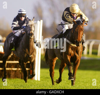 Denis O'Regan fährt Inglis Drever, um die Long Distance Hurdle totesport.com auf der Rennbahn Newbury zu gewinnen. Stockfoto