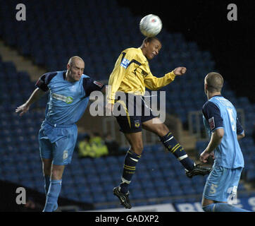 Fußball - FA Cup - zweite Runde - Oxford United / Southend United - Kassam Stadium. Oxford's Matt Green und Southend's Adam Barrett (L) und Petere Clarke (R) während des FA Cup Second Round Spiels im Kassam Stadium, Oxford. Stockfoto