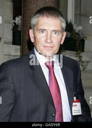 Chief Constable of South Yorkshire Meredydd Hughes und ehemaliger Vorsitzender der Straßenpolizei bei der Association of Chief Police Officers (Acco) verlässt den Cavalry and Guards Club in Piccadilly, im Zentrum von London, nachdem er beim IAM (Institute of Advanced Autoists) Trust Lunch gesprochen hatte, Am Tag nach dem Fahrverbot für Geschwindigkeitsüberschreitungen mit 90 mph. Stockfoto