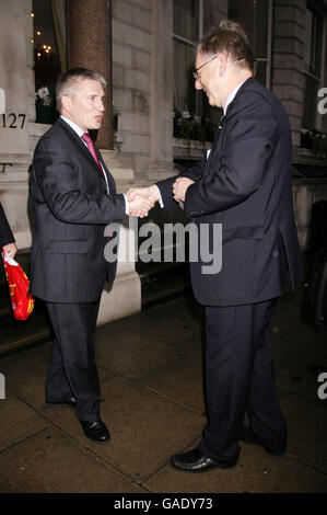 Chief Constable of South Yorkshire Meredydd Hughes und ehemaliger Vorsitzender der Straßenpolizei bei der Association of Chief Police Officers (Acco), mit Peter Bottomley, der den Cavalry and Guards Club in Piccadilly, im Zentrum von London, verlässt, nachdem er beim IAM (Institute of Advanced Autoists) Trust Lunch gesprochen hatte, Am Tag nach dem Fahrverbot für Geschwindigkeitsüberschreitungen mit 90 mph. Stockfoto