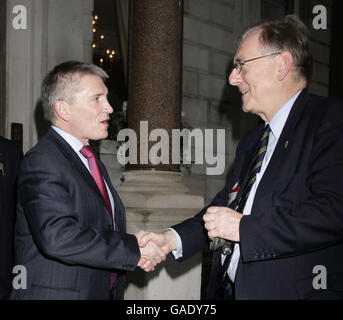 Chief Constable of South Yorkshire Meredydd Hughes und ehemaliger Vorsitzender der Straßenpolizei bei der Association of Chief Police Officers (Acco), mit Peter Bottomley, der den Cavalry and Guards Club in Piccadilly, im Zentrum von London, verlässt, nachdem er beim IAM (Institute of Advanced Autoists) Trust Lunch gesprochen hatte, Am Tag nach dem Fahrverbot für Geschwindigkeitsüberschreitungen mit 90 mph. Stockfoto