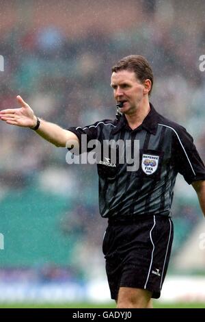 Fußball - Bank of Scotland Premier Division - Hibernian / Rangers. Schiedsrichter Hugh Dallas Stockfoto