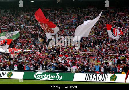 Fußball - UEFA-Cup - Finale - Feyenoord gegen Borussia Dortmund. Die Feyenoord-Fans jubeln ihrem Team zu Stockfoto