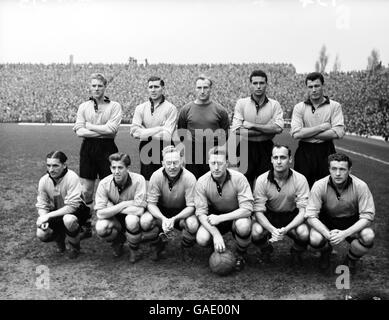 Wolverhampton Wanderers Team-Gruppe: (Hintere Reihe, l-r) Ron Flowers, Bill Shorthouse, Bert Williams, Eddie Stuart, Eddie Clamp; (erste Reihe, l-r) Johnny Hancocks, Peter Broadbent, Billy Wright, Roy Swinbourne, Dennis Wilshaw, Leslie Smith Stockfoto