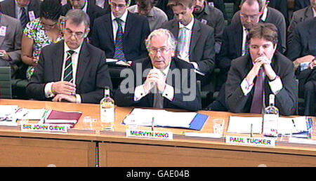 Der Gouverneur der Bank of England, Mervyn King (Mitte), spricht neben dem stellvertretenden Gouverneur der Bank of England, Sir John Gieve (links) und dem Exekutivdirektor der Bank of England, Paul Tucker (rechts), vor dem Finanzkomitee des Unterhauses. Stockfoto