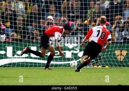 Pierre Van Hooijdonk (l) von Feyenoord feiert den Torreigen als Teamkollege Jon Dahl Tomasson (r) läuft, um ihm zu gratulieren Stockfoto