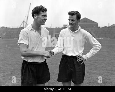 Fulham-Kapitän Johnny Haynes (links) begrüßt den schottischen internationalen Flügelspieler Graham leggat zu seiner ersten Trainingseinheit mit dem Club im Craven Cottage, London. Stockfoto