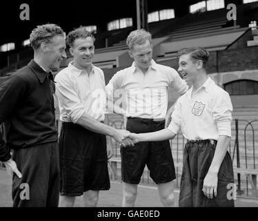 Der 15-jährige Johnny Haynes, ein internationaler Schuljunge aus Edmonton, trifft sich mit anderen Neuverpflichtungen (von links nach rechts), Archie Macaulay (Flügelhälfte von Arsenal) und den Brüdern Eddie und Reg Lowe (beide von Aston Villa) im Club, als Fulham mit dem Training für die neue Fußballsaison im Craven Cottage begann. Johnny soll in den Vereinsbüros arbeiten, da er erst mit 17 Jahren professionelle Formulare unterzeichnen kann. Stockfoto