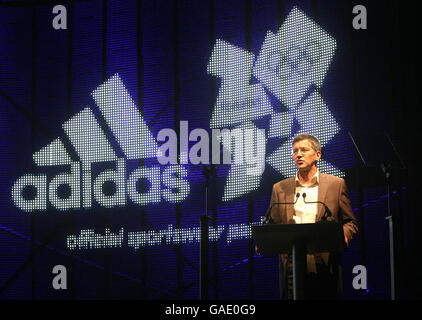 Der globale CEO von Adidas, Herbert Hainer, spricht bei der Bekanntgabe von Adidas als Team GB Sponsor der Olympischen Spiele 2012 in London im Astoria in Zentral-London. Stockfoto