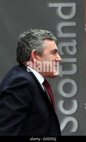 Der britische Premierminister Gordon Brown bei der Eröffnung des neuen 180-Millionen-Hauptquartiers der BBC Scotland in Glasgow. Stockfoto