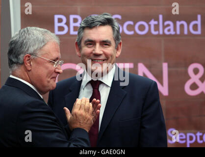 Der britische Premierminister Gordon Brown (rechts) mit Michael Lyns, Vorsitzender des BBC Trust bei der Eröffnung des neuen 180-Millionen-Hauptquartiers der BBC Scotland in Glasgow. Stockfoto