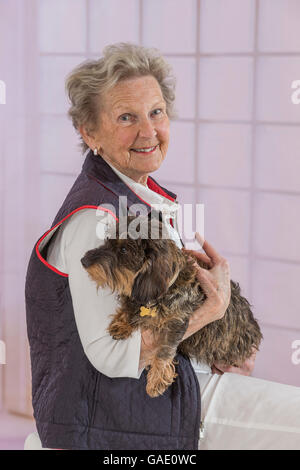 Ältere Frau mit Hund innerhalb ihres Hauses. Stockfoto